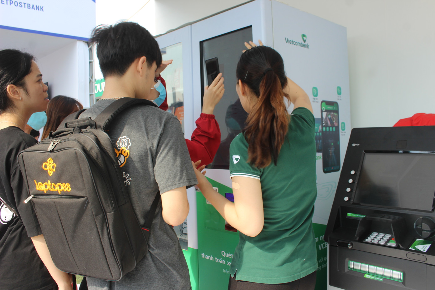 Gian hàng đẹp mãn nhãn của nhà tài trợ kim cương Ngày Thẻ Việt Nam ảnh 7