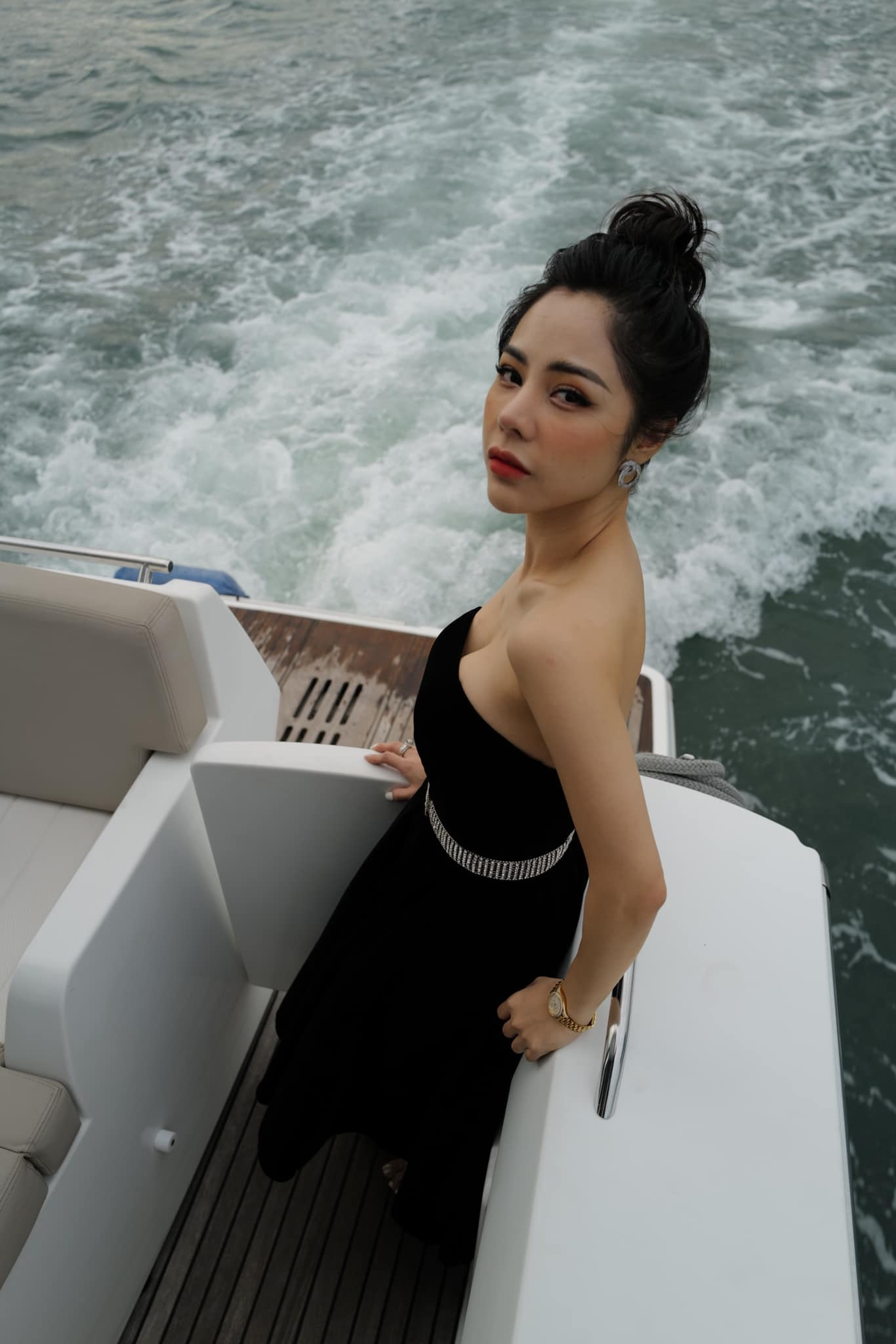 Nhan sắc nóng bỏng và điều ít biết về MC VTV vừa công khai hẹn hò Huỳnh Anh ảnh 3