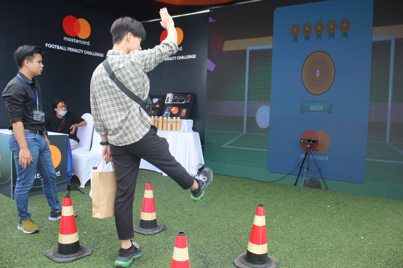 Nhiều công nghệ mới khiến giới trẻ xếp hàng chờ dùng thử tại Sóng Festival ảnh 17