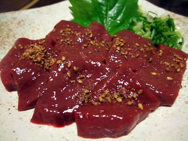 Tranh cãi về việc ăn cả tảng gan sống của blogger Hàn Quốc như phim 'Xác sống' ảnh 3