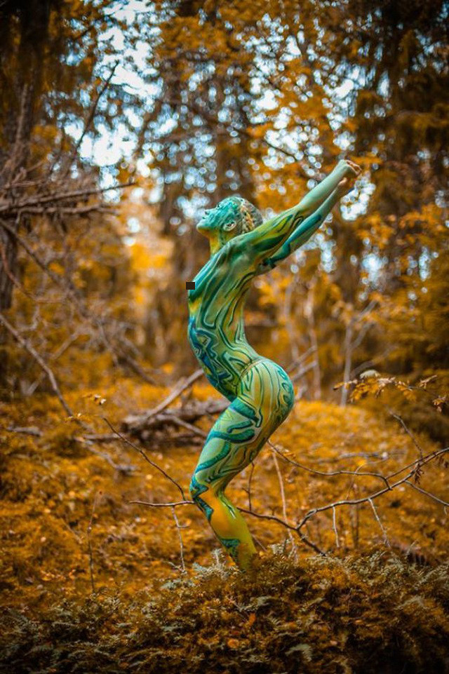 Người xem sửng sốt với hình ảnh mẫu nữ khỏa thân giữa mùa thu ảnh 3