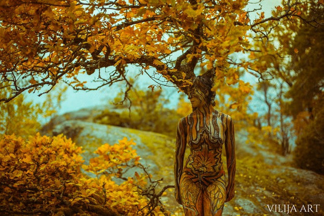 Người xem sửng sốt với hình ảnh mẫu nữ khỏa thân giữa mùa thu ảnh 8