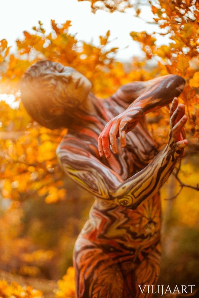 Người xem sửng sốt với hình ảnh mẫu nữ khỏa thân giữa mùa thu ảnh 10