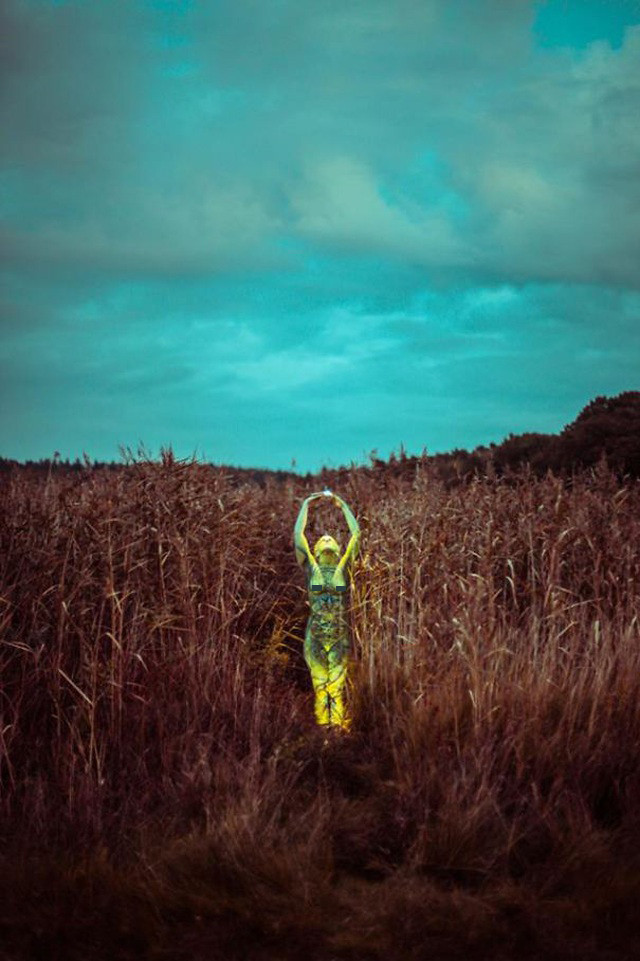 Người xem sửng sốt với hình ảnh mẫu nữ khỏa thân giữa mùa thu ảnh 6