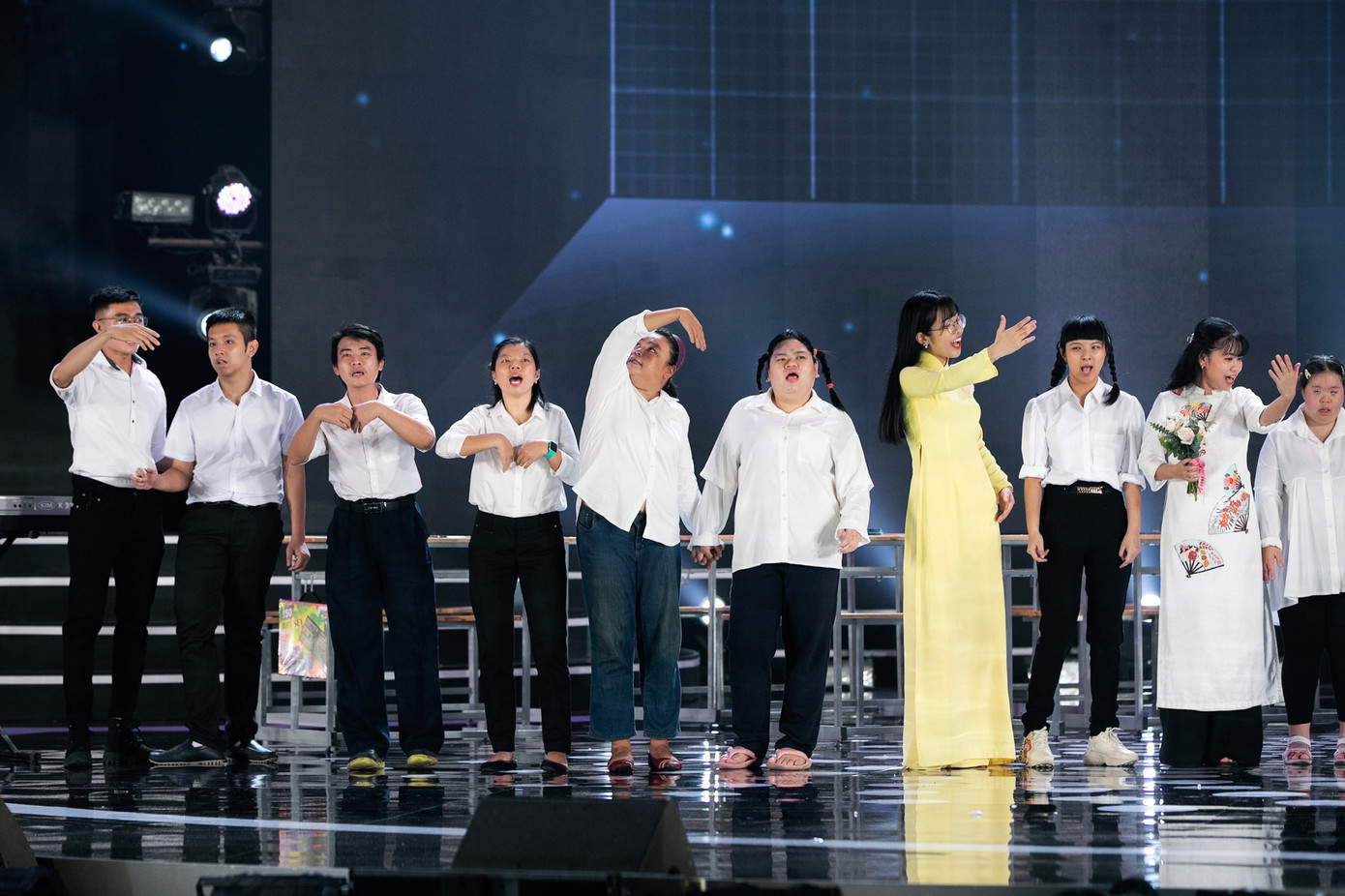 Tiết mục xúc động nhất đêm Chung kết Hoa hậu Việt Nam 2020 ảnh 13