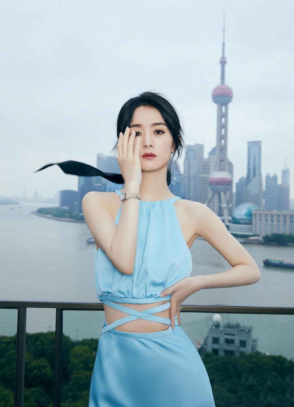 ‘Mẹ bỉm sữa’ Triệu Lệ Dĩnh trẻ đẹp như gái đôi mươi, vòng eo bé xíu gây sốt ảnh 4