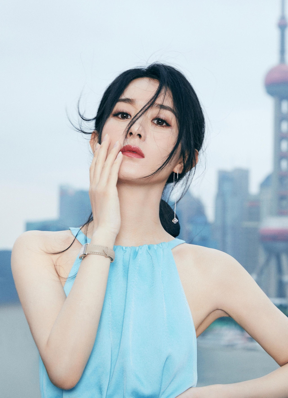 ‘Mẹ bỉm sữa’ Triệu Lệ Dĩnh trẻ đẹp như gái đôi mươi, vòng eo bé xíu gây sốt ảnh 5