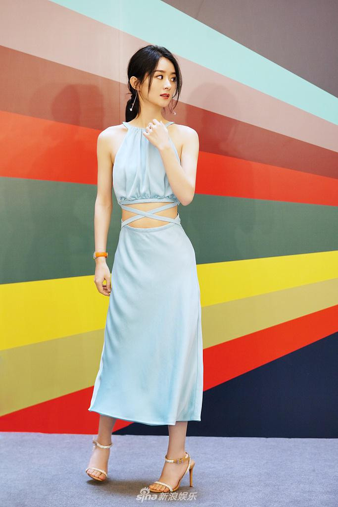 ‘Mẹ bỉm sữa’ Triệu Lệ Dĩnh trẻ đẹp như gái đôi mươi, vòng eo bé xíu gây sốt ảnh 2