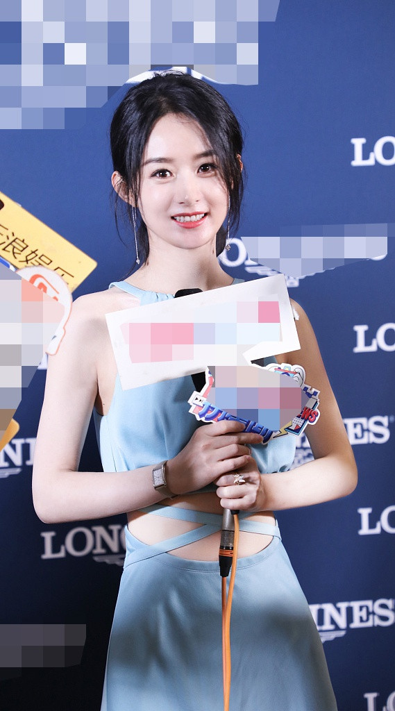 ‘Mẹ bỉm sữa’ Triệu Lệ Dĩnh trẻ đẹp như gái đôi mươi, vòng eo bé xíu gây sốt ảnh 1