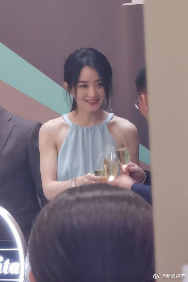 ‘Mẹ bỉm sữa’ Triệu Lệ Dĩnh trẻ đẹp như gái đôi mươi, vòng eo bé xíu gây sốt ảnh 8