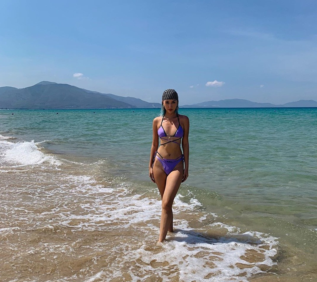 Quỳnh Anh Shyn hoá ‘nữ cướp biển’ với bikini bé xíu ảnh 3
