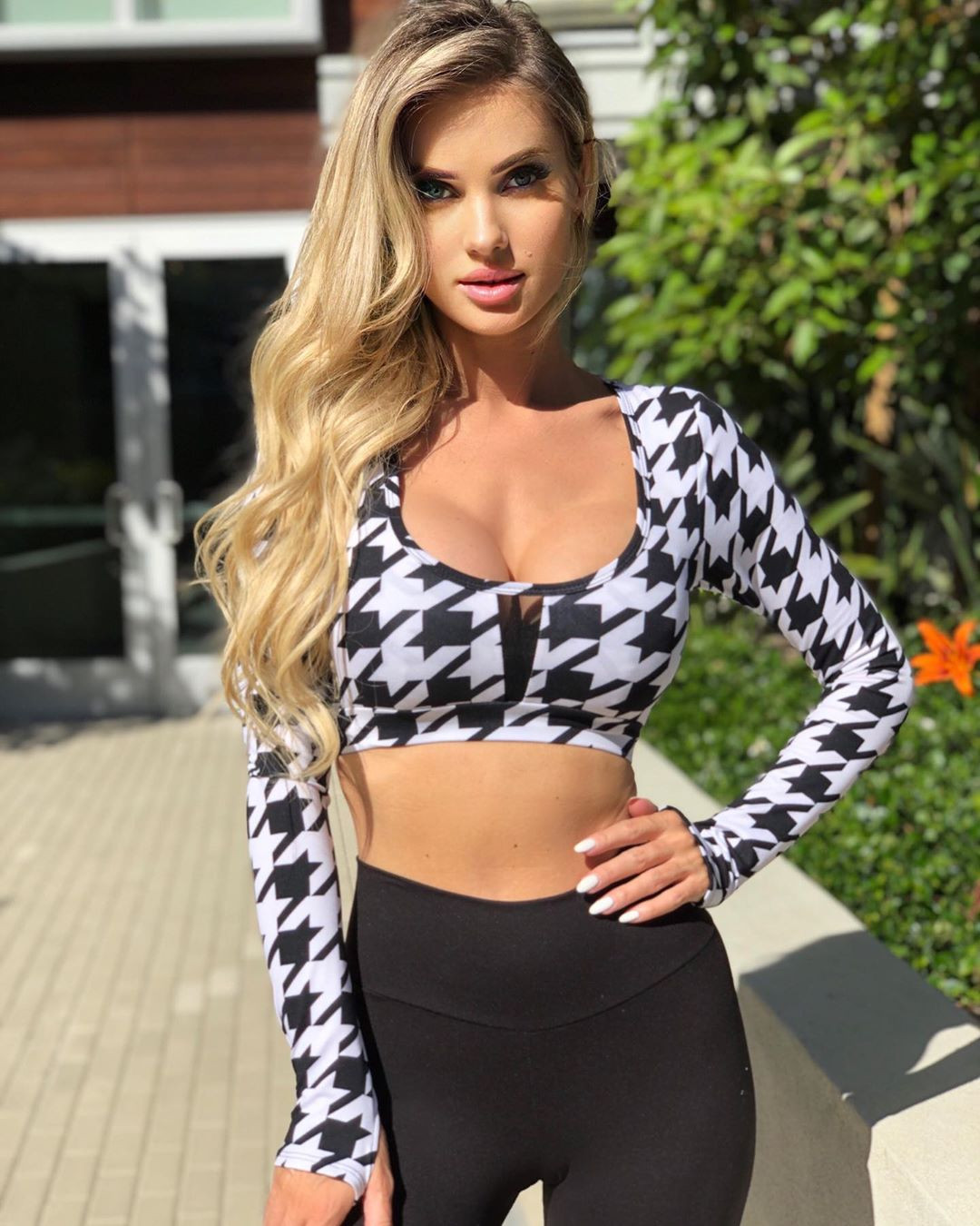 ‘Quốc bảo nhan sắc Ukraine’ khoe đường cong nóng bỏng với bikini bé xíu ảnh 4