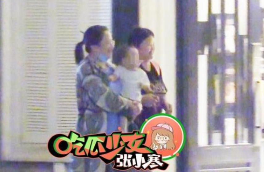 Con trai của Phùng Thiệu Phong và Triệu Lệ Dĩnh lần đầu lộ diện ảnh 1