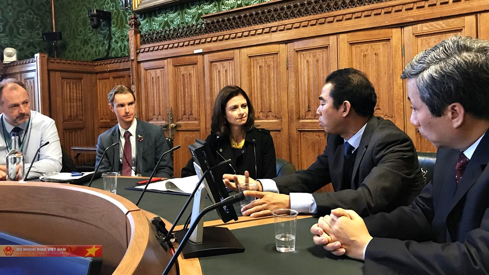 Bộ Ngoại giao VN làm việc với nhiều quan chức Anh vụ 39 người chết trên xe tải ảnh 1