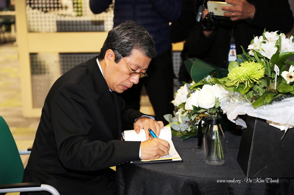 Đại sứ Việt Nam tại Anh đặt hoa tưởng niệm 39 người chết trên xe tải ảnh 4