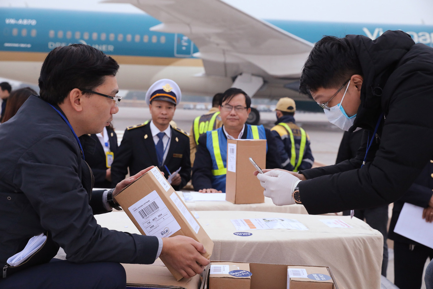 Vụ 39 người tử vong trên xe tải ở Anh: 23 thi hài, tro cốt còn lại về Việt Nam ảnh 2