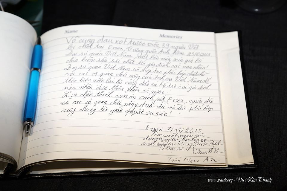 Đại sứ Việt Nam tại Anh đặt hoa tưởng niệm 39 người chết trên xe tải ảnh 5