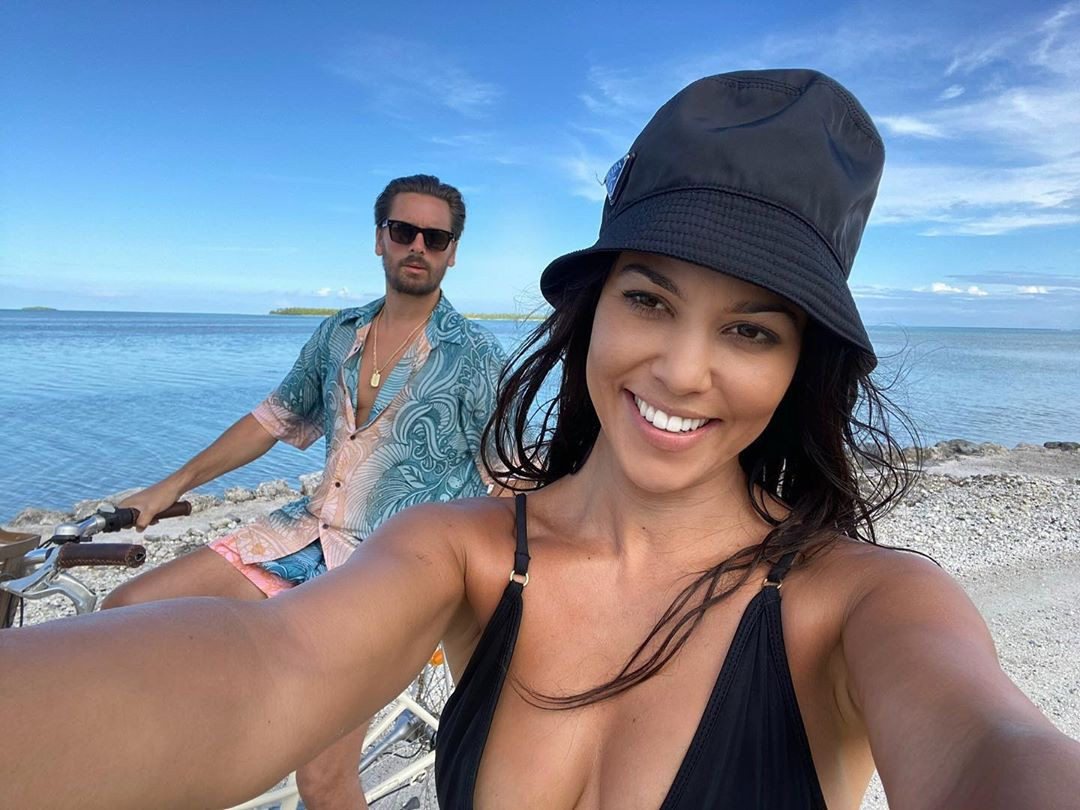 Bị chỉ trích vì tiệc tùng giữa dịch, chị em Kim 'siêu vòng 3' khoe ảnh bikini ‘bỏng mắt’ ảnh 10