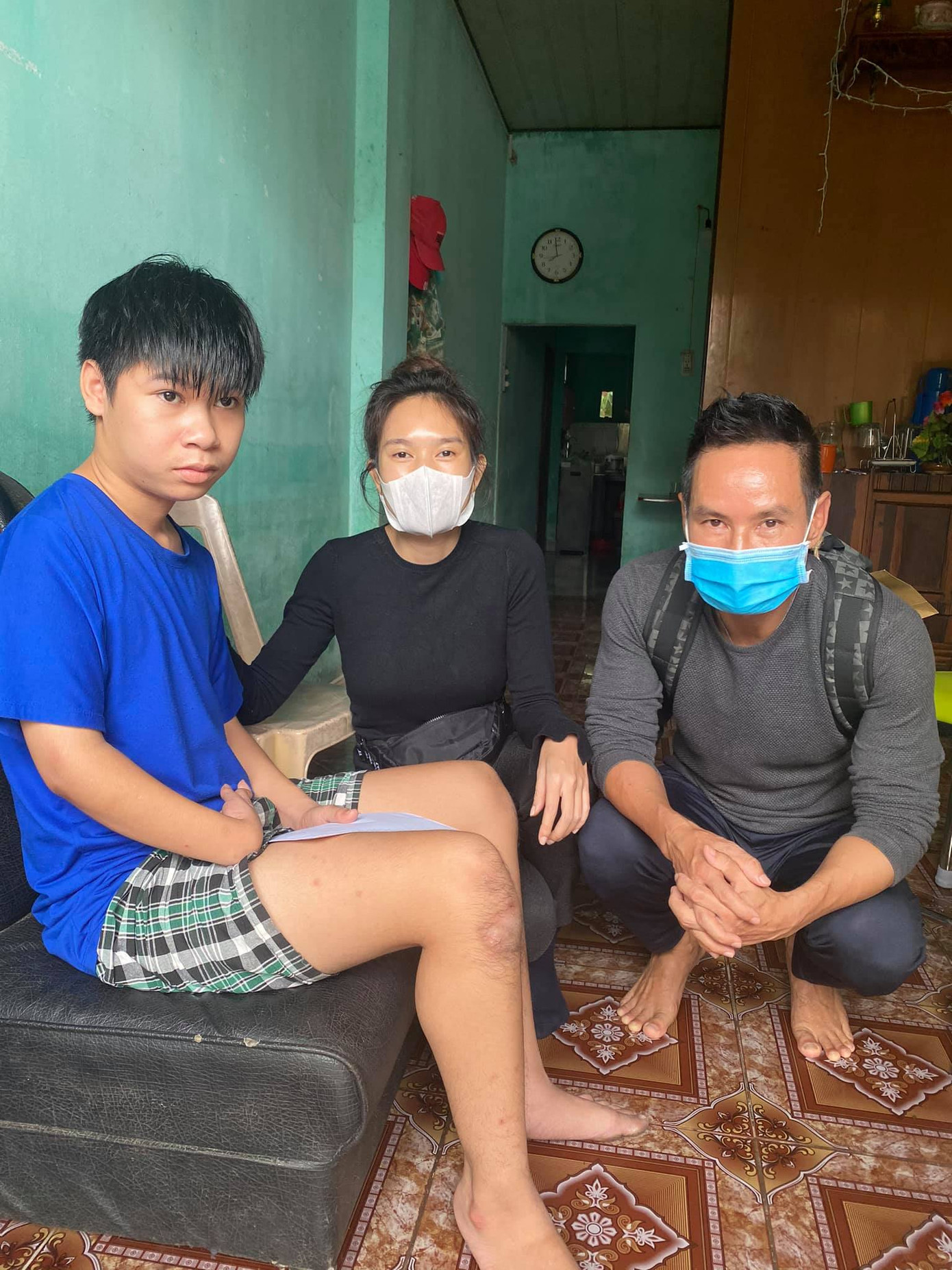 Nghệ sĩ Việt liên tục quyên góp, trực tiếp đi cứu trợ miền Trung ruột thịt ảnh 3