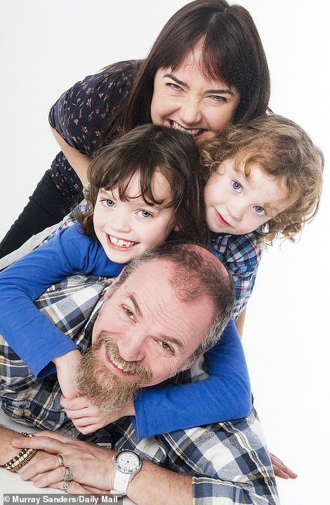 ‘Nhật ký vẽ nguệch ngoạc’ của họa sĩ già về vợ đã mất chạm đến trái tim người đọc ảnh 1