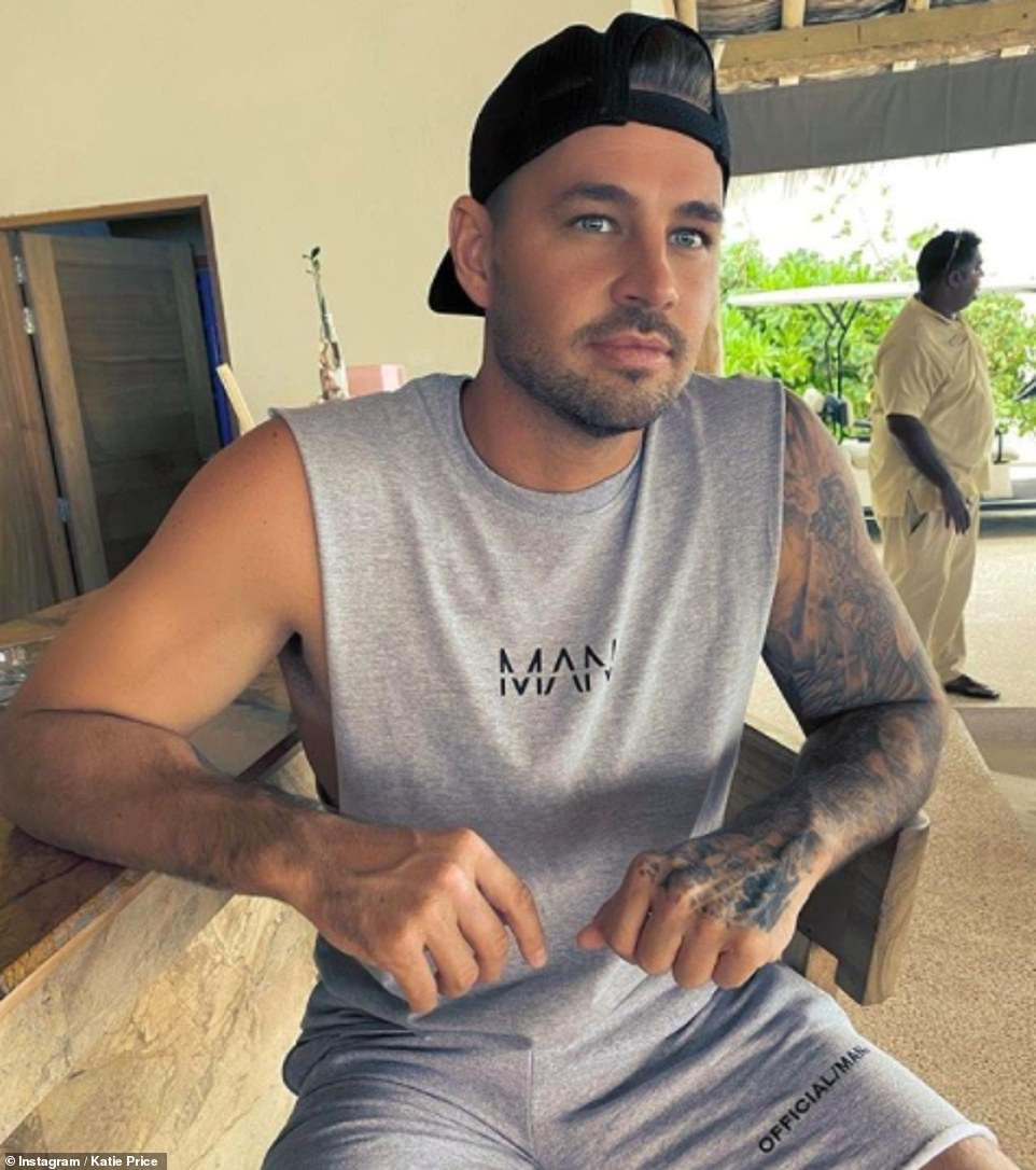 ‘Thảm họa thẩm mỹ’ nước Anh đi xe lăn ra biển, ôm hôn thắm thiết bồ trẻ ảnh 4