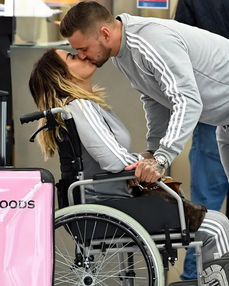 ‘Thảm họa thẩm mỹ’ nước Anh đi xe lăn ra biển, ôm hôn thắm thiết bồ trẻ ảnh 6