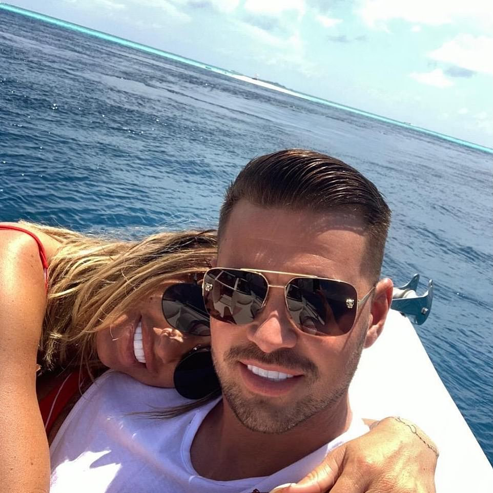 ‘Thảm họa thẩm mỹ’ nước Anh đi xe lăn ra biển, ôm hôn thắm thiết bồ trẻ ảnh 3