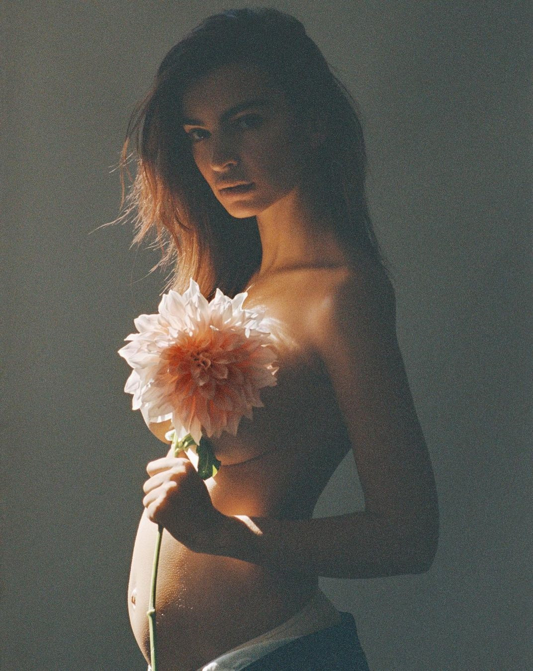 Emily Ratajkowski tung ảnh khỏa thân 100%, xứng đáng bà bầu sexy nhất ảnh 2