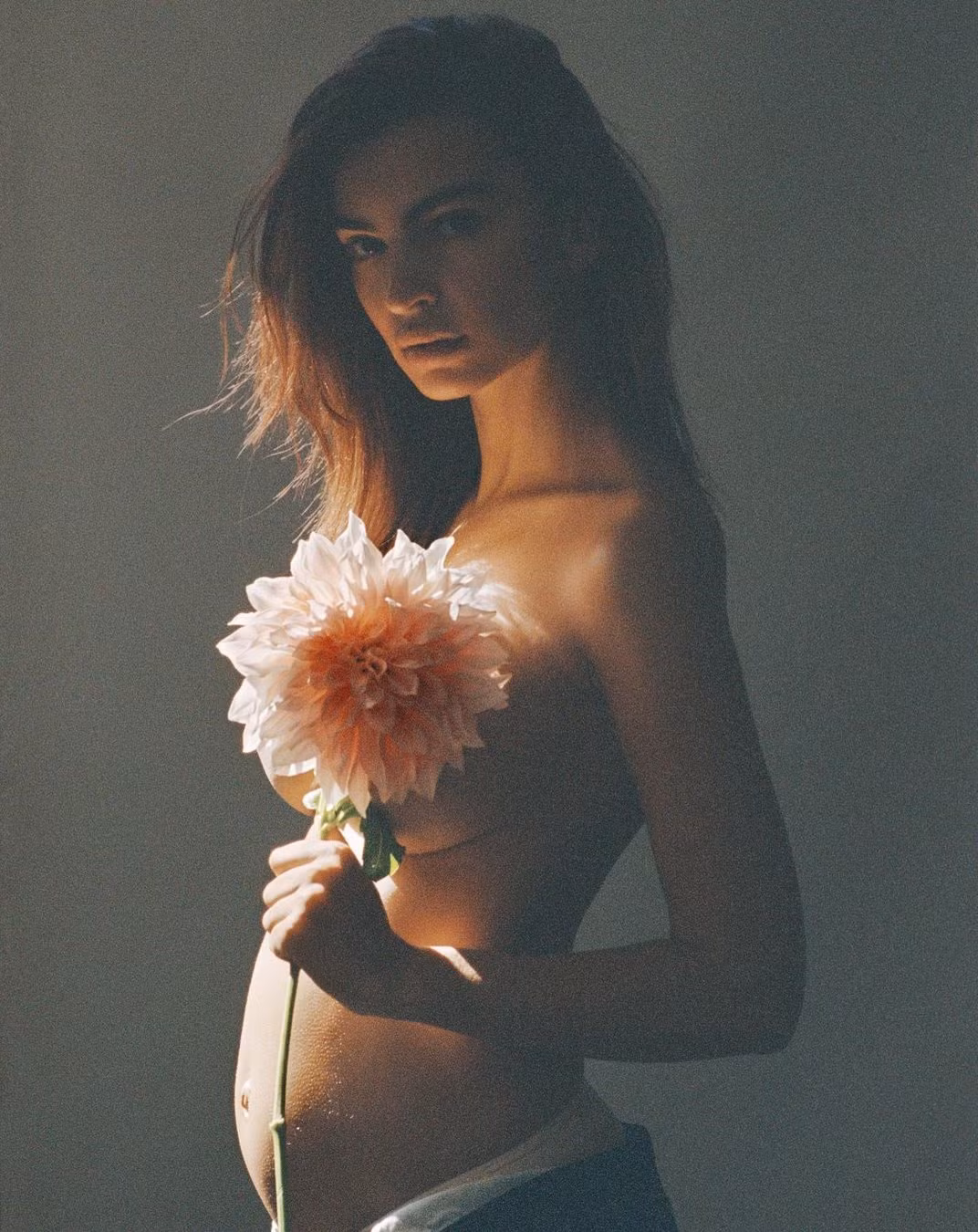 Emily Ratajkowski tung ảnh khỏa thân 100%, xứng đáng bà bầu sexy nhất ảnh 2