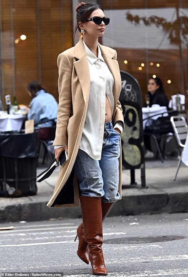 Emily Ratajkowski tung ảnh khỏa thân 100%, xứng đáng bà bầu sexy nhất ảnh 4