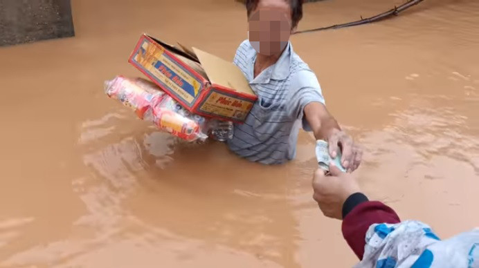 Nhóm YouTuber ném đồ cứu trợ cho người dân vùng lũ gây tranh cãi ảnh 4
