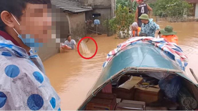 Nhóm YouTuber ném đồ cứu trợ cho người dân vùng lũ gây tranh cãi ảnh 3