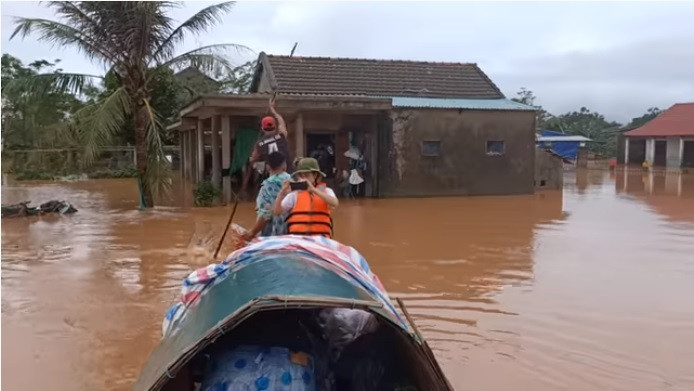 Nhóm YouTuber ném đồ cứu trợ cho người dân vùng lũ gây tranh cãi ảnh 1