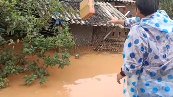 Nhóm YouTuber ném đồ cứu trợ cho người dân vùng lũ gây tranh cãi ảnh 2