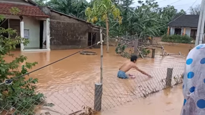 Nhóm YouTuber ném đồ cứu trợ cho người dân vùng lũ gây tranh cãi ảnh 5