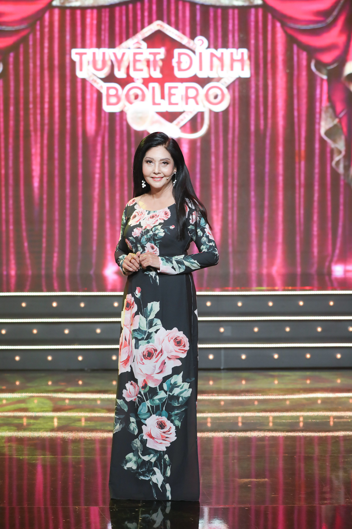 Danh ca Họa Mi diện áo dài khoe nét đài cát khi làm giám khảo ở tuổi 65 ảnh 2