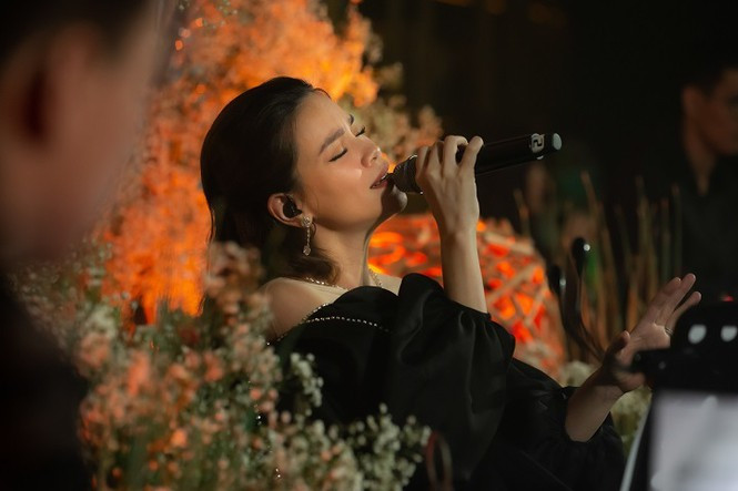 Showbiz 6/9: Huỳnh Anh khoe được mẹ Quang Hải tặng quà sinh nhật ảnh 1