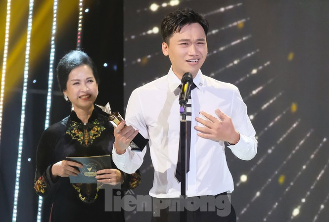 Showbiz 6/9: Huỳnh Anh khoe được mẹ Quang Hải tặng quà sinh nhật ảnh 2