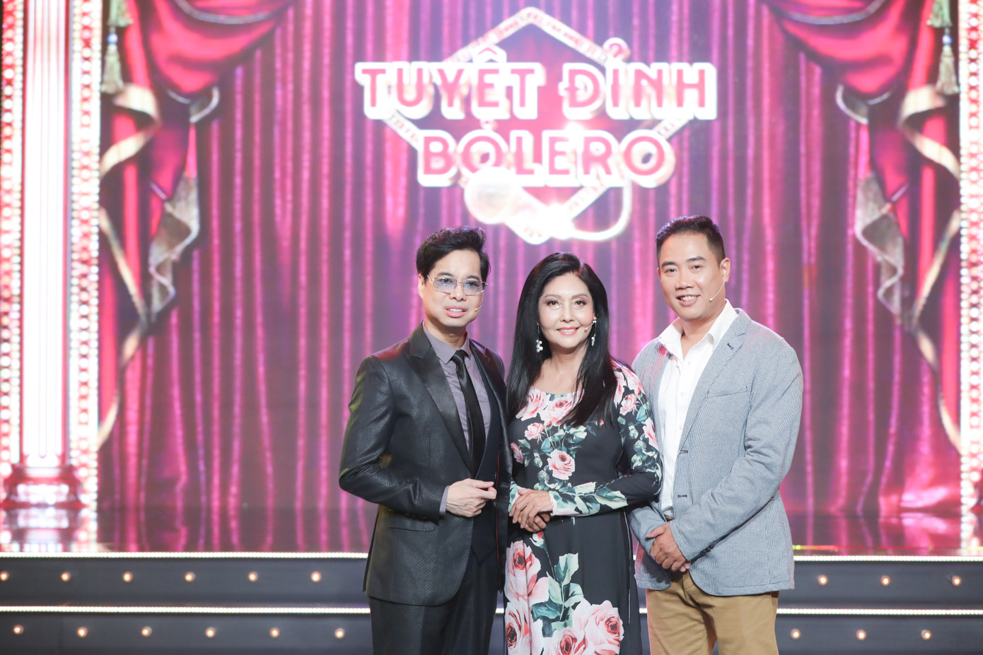 Danh ca Họa Mi diện áo dài khoe nét đài cát khi làm giám khảo ở tuổi 65 ảnh 1