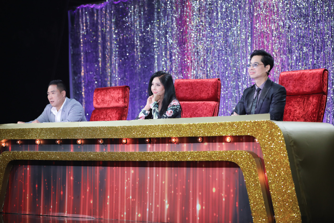 Ngọc Sơn đệm đàn cho danh ca Họa Mi hát ngay tại sân khấu Tuyệt đỉnh Bolero 2020 ảnh 1