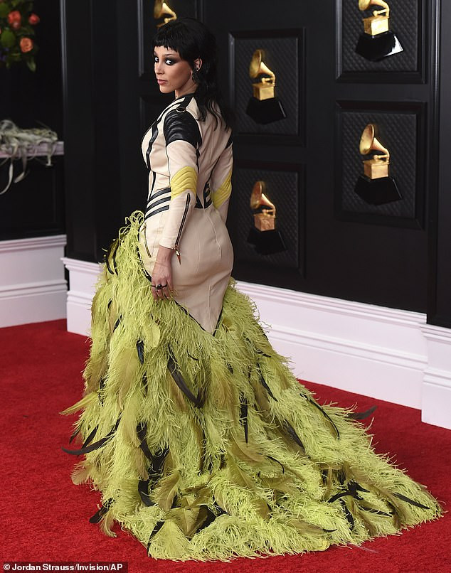 ‘Nóng mặt’ với bộ cánh hở bạo của Doja Cat tại Grammy 2021 ảnh 2
