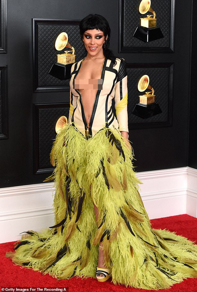 ‘Nóng mặt’ với bộ cánh hở bạo của Doja Cat tại Grammy 2021 ảnh 1