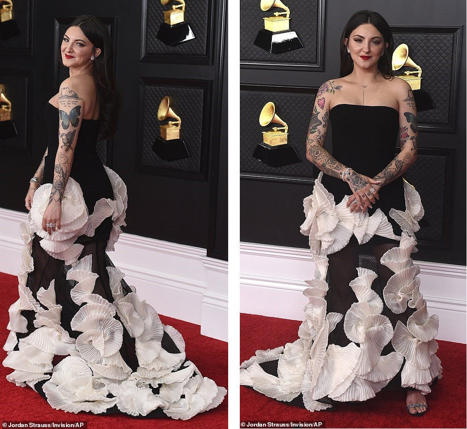 Thảm đỏ Grammy 2021: Người không nội y táo bạo, kẻ mặc váy xương người ảnh 12