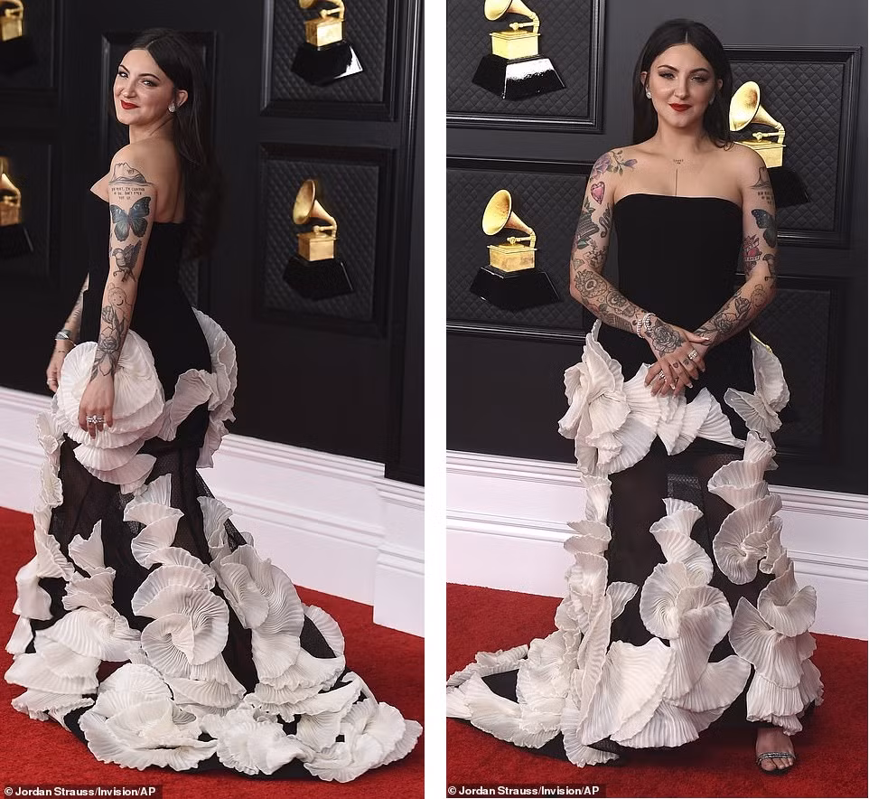 Thảm đỏ Grammy 2021: Người không nội y táo bạo, kẻ mặc váy xương người ảnh 12