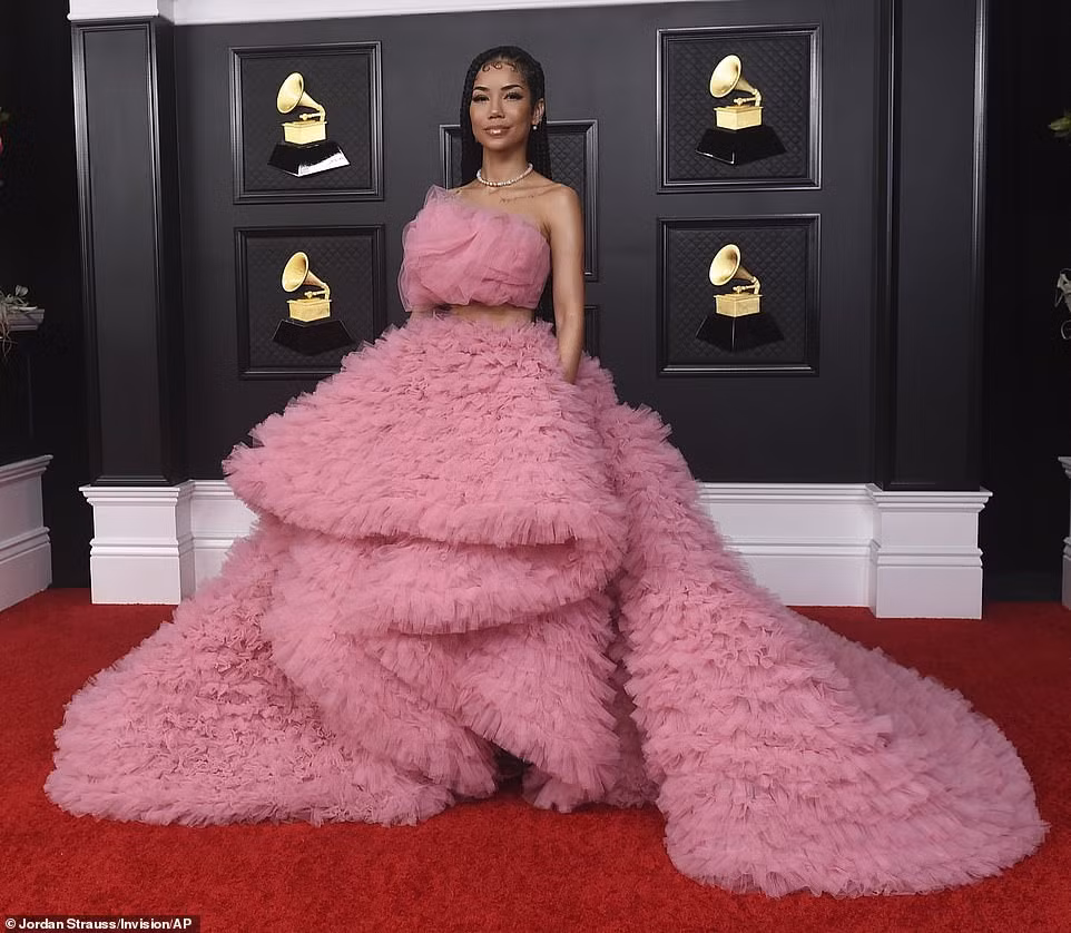 Thảm đỏ Grammy 2021: Người không nội y táo bạo, kẻ mặc váy xương người ảnh 9