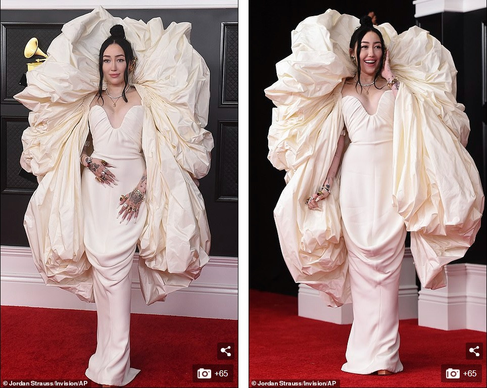 Thảm đỏ Grammy 2021: Người không nội y táo bạo, kẻ mặc váy xương người ảnh 10