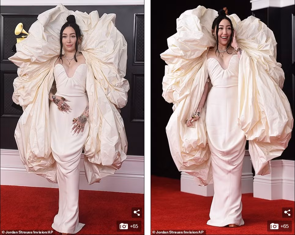 Thảm đỏ Grammy 2021: Người không nội y táo bạo, kẻ mặc váy xương người ảnh 10
