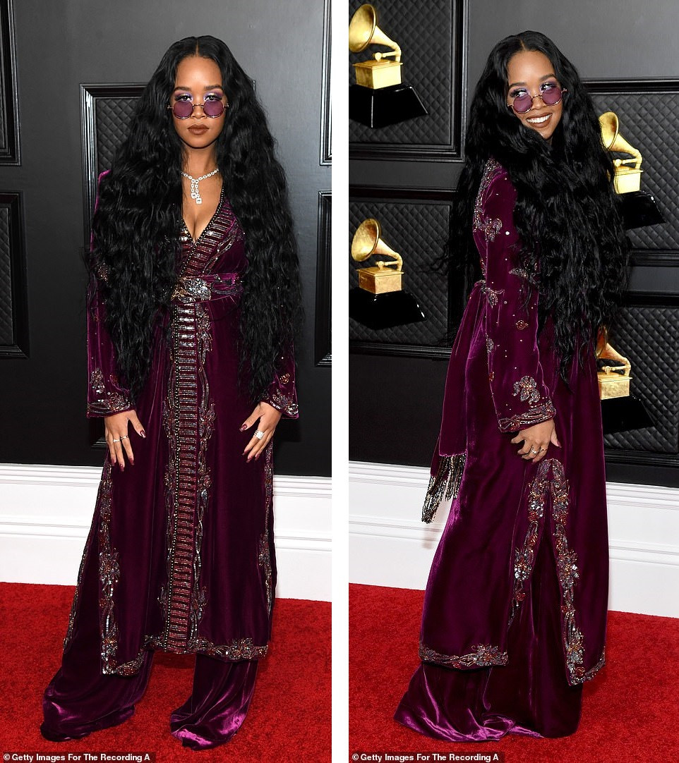 Thảm đỏ Grammy 2021: Người không nội y táo bạo, kẻ mặc váy xương người ảnh 8