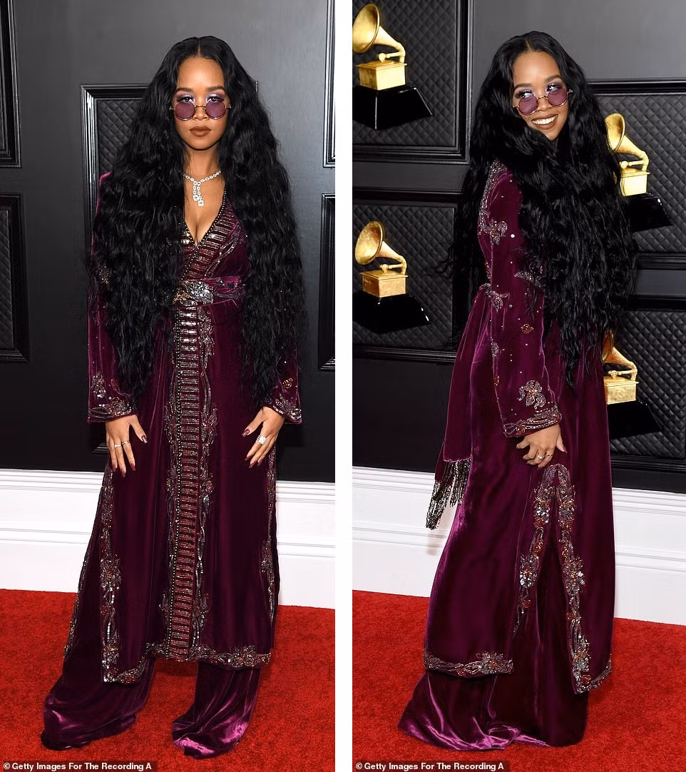 Thảm đỏ Grammy 2021: Người không nội y táo bạo, kẻ mặc váy xương người ảnh 8
