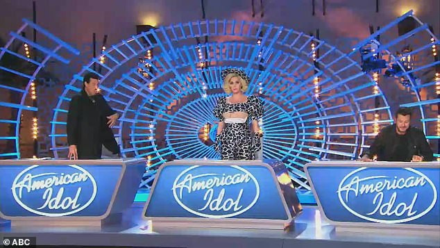 Katy Perry vạch áo lộ nội y ngay trên sóng truyền hình ‘American Idol’ ảnh 2